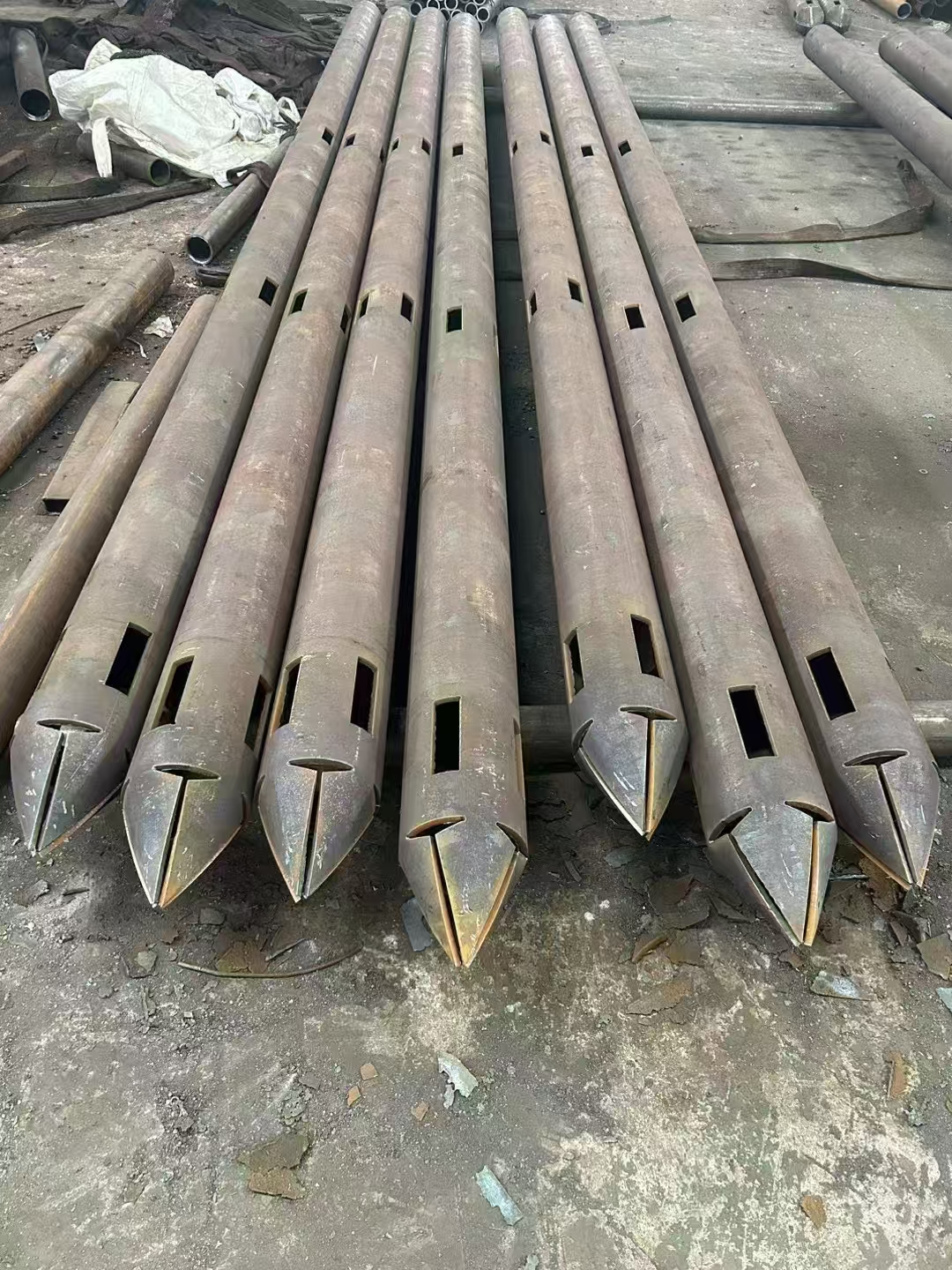 钢花管是一种在岩土工程和地道工程中十分重要的构件